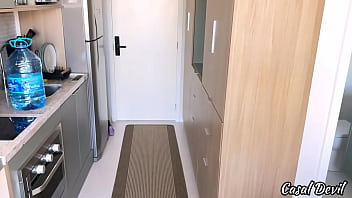 Ruiva gostosa leva multa de zelador por usar roupa sexy no hotel