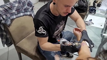 Tatoo em troca do meu cú doeu machucou tatuaador safado