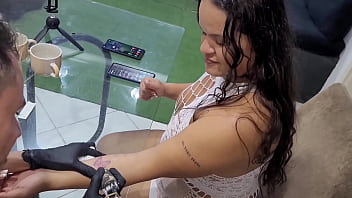 Tatoo em troca do meu cú doeu machucou tatuaador safado