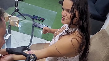 Tatoo em troca do meu cú doeu machucou tatuaador safado