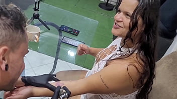 Tatoo em troca do meu cú doeu machucou tatuaador safado