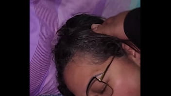 Mi madrastra madura infiel hablando con mi padre mientras me la follo