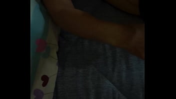 Mi madrastra madura infiel hablando con mi padre mientras me la follo