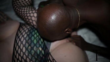 Big booty blonde milf comes to the trap to get some bbc from the plug