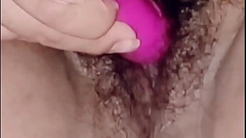 Amigo me pone bien cachonda y le pido a mi esposo que me dé su leche