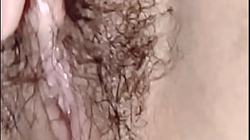 Amigo me pone bien cachonda y le pido a mi esposo que me dé su leche