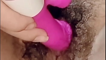 Amigo me pone bien cachonda y le pido a mi esposo que me dé su leche