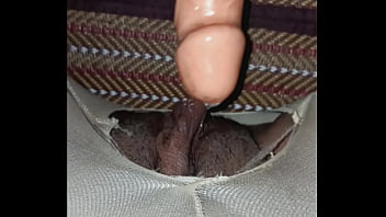 แหย่หีด้วยควยปลอมให้น้ำแตก