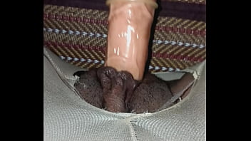 แหย่หีด้วยควยปลอมให้น้ำแตก