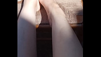 Gretala flash piedi gambe in giardino