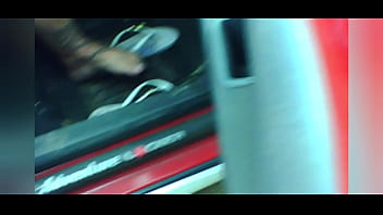 Amo que meu marido me leve pra passear e me expor para estranhos nas ruas amo ser apalpada por estanhos e punhetarem em cima de mim