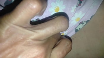 น้ำแตกเข้ารูหีของสาวนักเรียนแตดของเธอทำเอาเธอแตดแฉะ