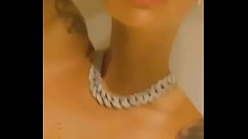 Ebony in yellow twerking