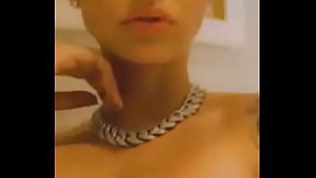 Ebony in yellow twerking