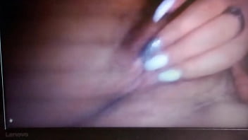 Chica se masturba para mi