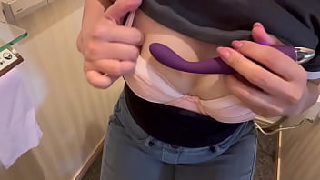 おしっこの臭いがする臭いトイレでオナニーするのが興奮します。女子大生のオナニーみせます。 おしっこの臭いがする臭いトイレでオナニーするのが興奮します。女子大生のオナニーみせます。