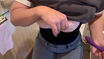 おしっこの臭いがする臭いトイレでオナニーするのが興奮します。女子大生のオナニーみせます。