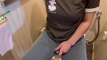 おしっこの臭いがする臭いトイレでオナニーするのが興奮します。女子大生のオナニーみせます。