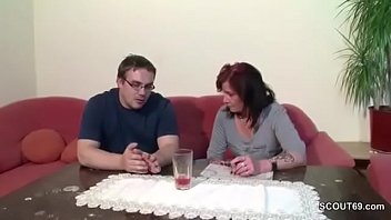 Mutti zeigt nerd stiefsohn wie richtig gefickt wird vor date