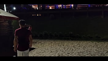 Não resisti e acabei pagando um boquete para o solteiro na praia mesmo na frente do marido