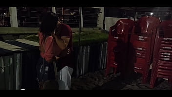 Não resisti e acabei pagando um boquete para o solteiro na praia mesmo na frente do marido