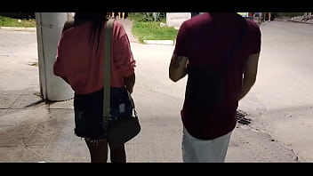 Não resisti e acabei pagando um boquete para o solteiro na praia mesmo na frente do marido