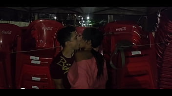 Não resisti e acabei pagando um boquete para o solteiro na praia mesmo na frente do marido