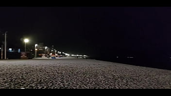 Não resisti e acabei pagando um boquete para o solteiro na praia mesmo na frente do marido Não resisti e acabei pagando um boquete para o solteiro na praia mesmo na frente do marido