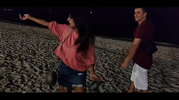 Não resisti e acabei pagando um boquete para o solteiro na praia mesmo na frente do marido