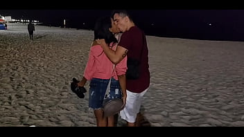 Não resisti e acabei pagando um boquete para o solteiro na praia mesmo na frente do marido