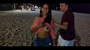 Não resisti e acabei pagando um boquete para o solteiro na praia mesmo na frente do marido