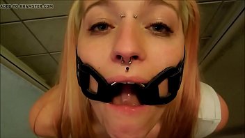 Pervypixie gagged while drinking piss