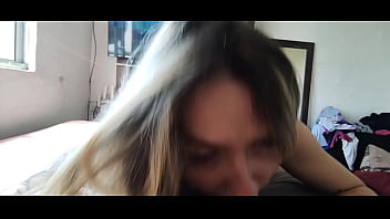 Putinha mamando e engasgando na piroca