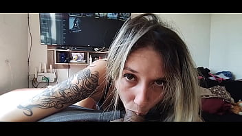 Putinha mamando e engasgando na piroca