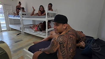 Putaria geral com a galera do hostel todos foderam muito
