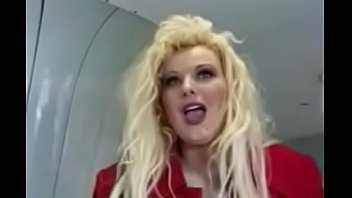 Como se llama esta rubia