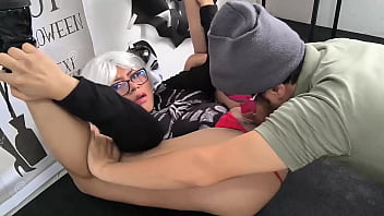 Eu comi o cuzinho apertado dela a madrasta se vestiu de bruxa sexy para o halloween ela me pediu para gravá la com meu celular aí eu fiquei excitado assistindo e brinquei com a minha língua na sua bucetinha