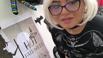 Eu comi o cuzinho apertado dela a madrasta se vestiu de bruxa sexy para o halloween ela me pediu para gravá la com meu celular aí eu fiquei excitado assistindo e brinquei com a minha língua na sua bucetinha