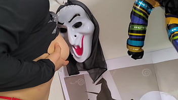 Eu comi o cuzinho apertado dela a madrasta se vestiu de bruxa sexy para o halloween ela me pediu para gravá la com meu celular aí eu fiquei excitado assistindo e brinquei com a minha língua na sua bucetinha