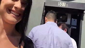 Mostrando a buceta em público