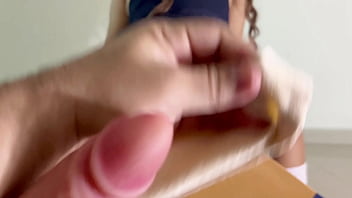 La sirvienta nalgona me sorprende mirandole el culo y se masturba para mi hasta sacarme toda la leche