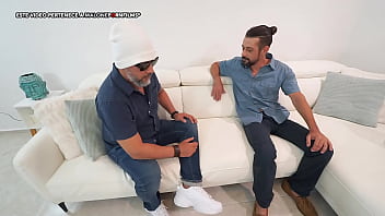 Mi esposa se pone caliente y mi compadre la penetra frente a mi