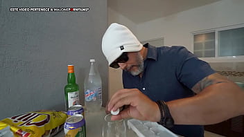 Mi esposa se pone caliente y mi compadre la penetra frente a mi