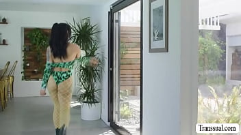 Horny Tbabe Eva Maxim Gives Cliff Jensen The Time Of His Life She Gives Him A Blowjob thumbnail