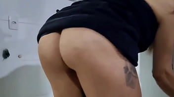 Espionei a bunda da empregada e percebi que ela queira me da a buceta e e o cu