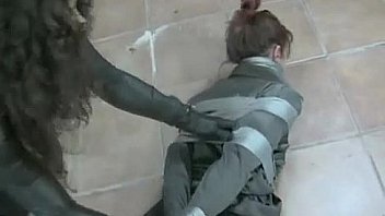 Ladra lega e imbavaglia donna di casa con scotch Ladra lega e imbavaglia donna di casa con scotch