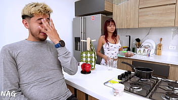 Mi vecina viene a la casa seduce a mi novio y follan a mis espaldas