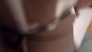 Una abuela fetichista de latex hace cardio con uno de sus amigos jóvenes del gimnasio