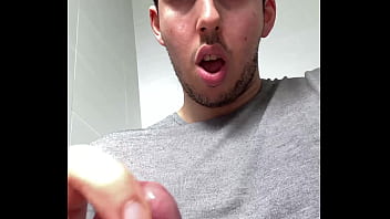 Jugando con mi culo hasta que me corro como una auténtica fuente
