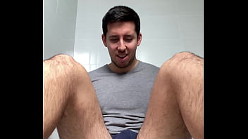 Jugando con mi culo hasta que me corro como una auténtica fuente